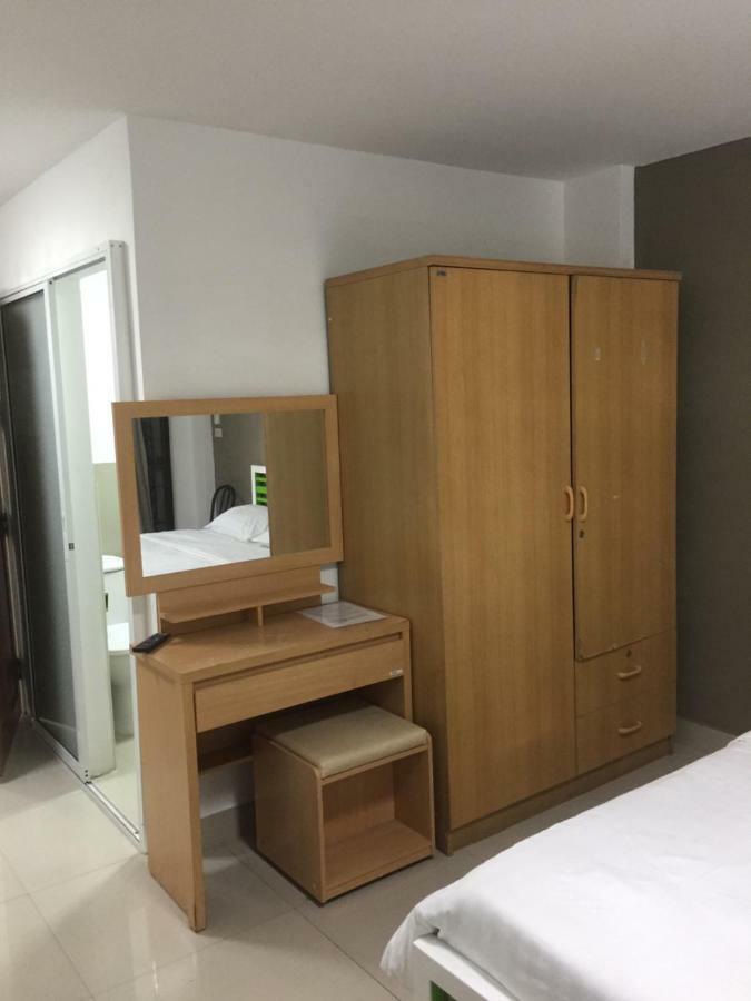Escobar Guesthouse Jomtien Beach Exteriör bild